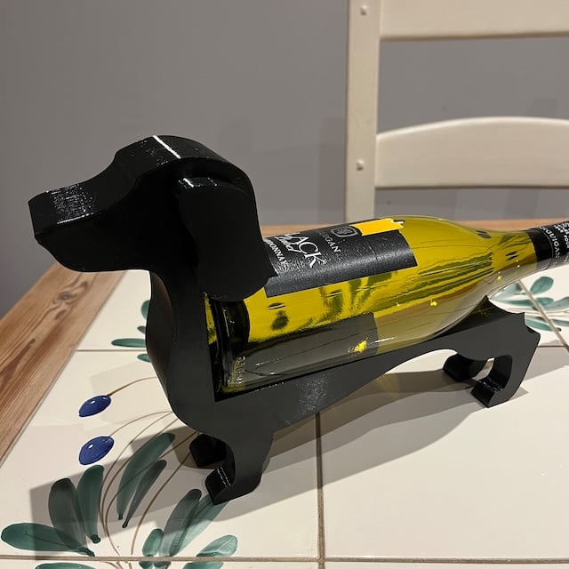 Teckel wijnflessenhouder van kunststof, houdt wijnfles vast, stijlvol en decoratief, voor keuken of als cadeau.