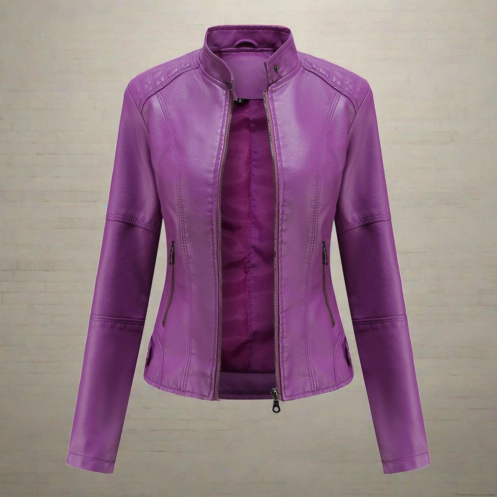 Dames bikerjack met opstaande kraag in korte snit, elegante vooraanzicht, modern design, ideaal voor veelzijdige outfits.