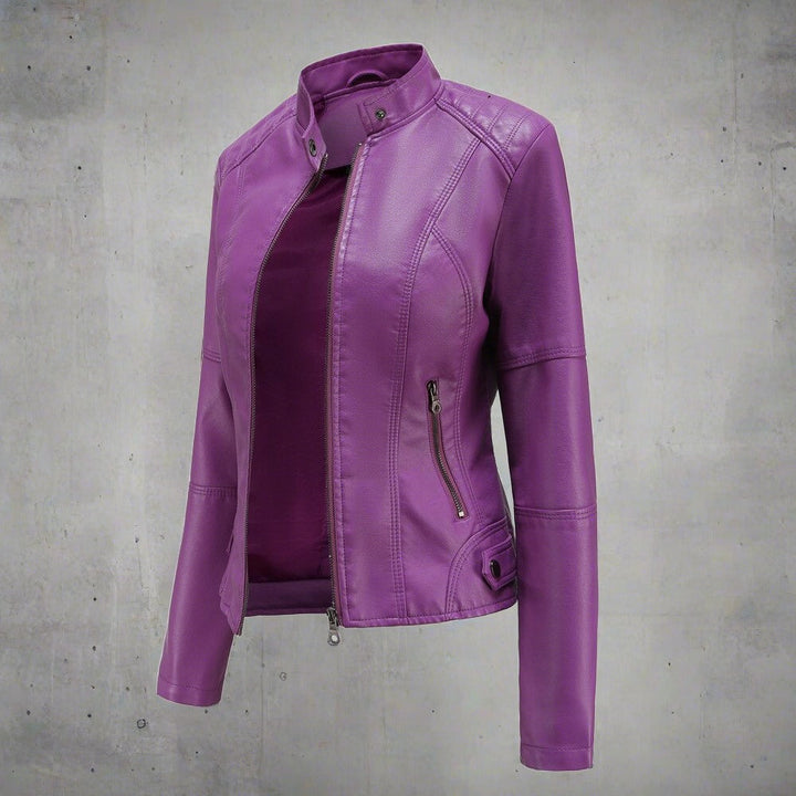 Dames bikerjack met opstaande kraag in korte snit, elegante vooraanzicht, modern design, ideaal voor veelzijdige outfits.