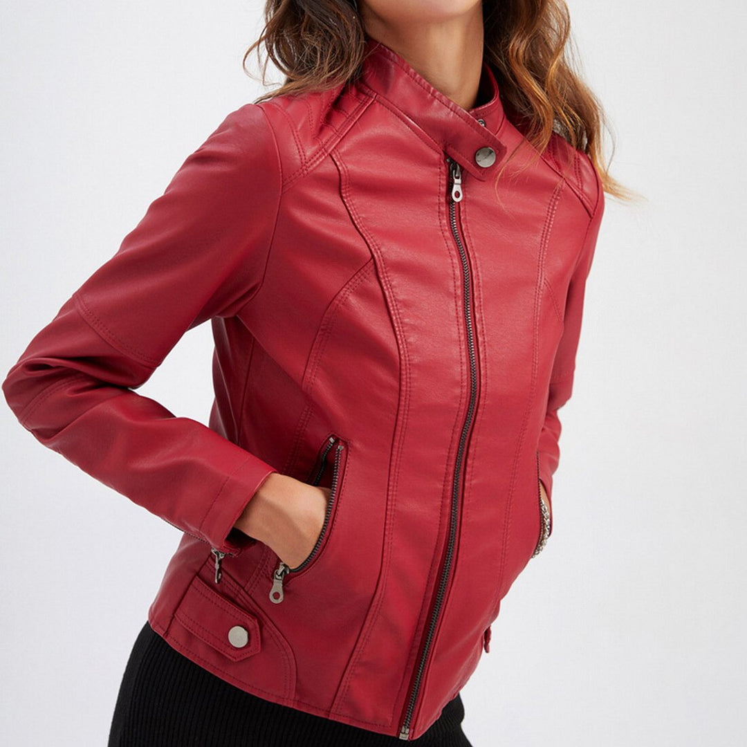 Dames bikerjack met opstaande kraag in korte snit, elegante vooraanzicht, modern design, ideaal voor veelzijdige outfits.