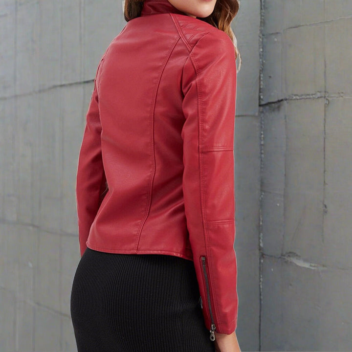 Dames bikerjack met opstaande kraag in korte snit, elegante vooraanzicht, modern design, ideaal voor veelzijdige outfits.