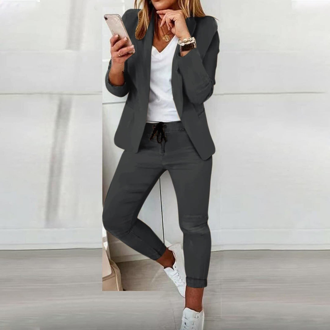 Blazer en broek set voor dames in blauw, zakelijke elegantie en gemakkelijke pasvorm.