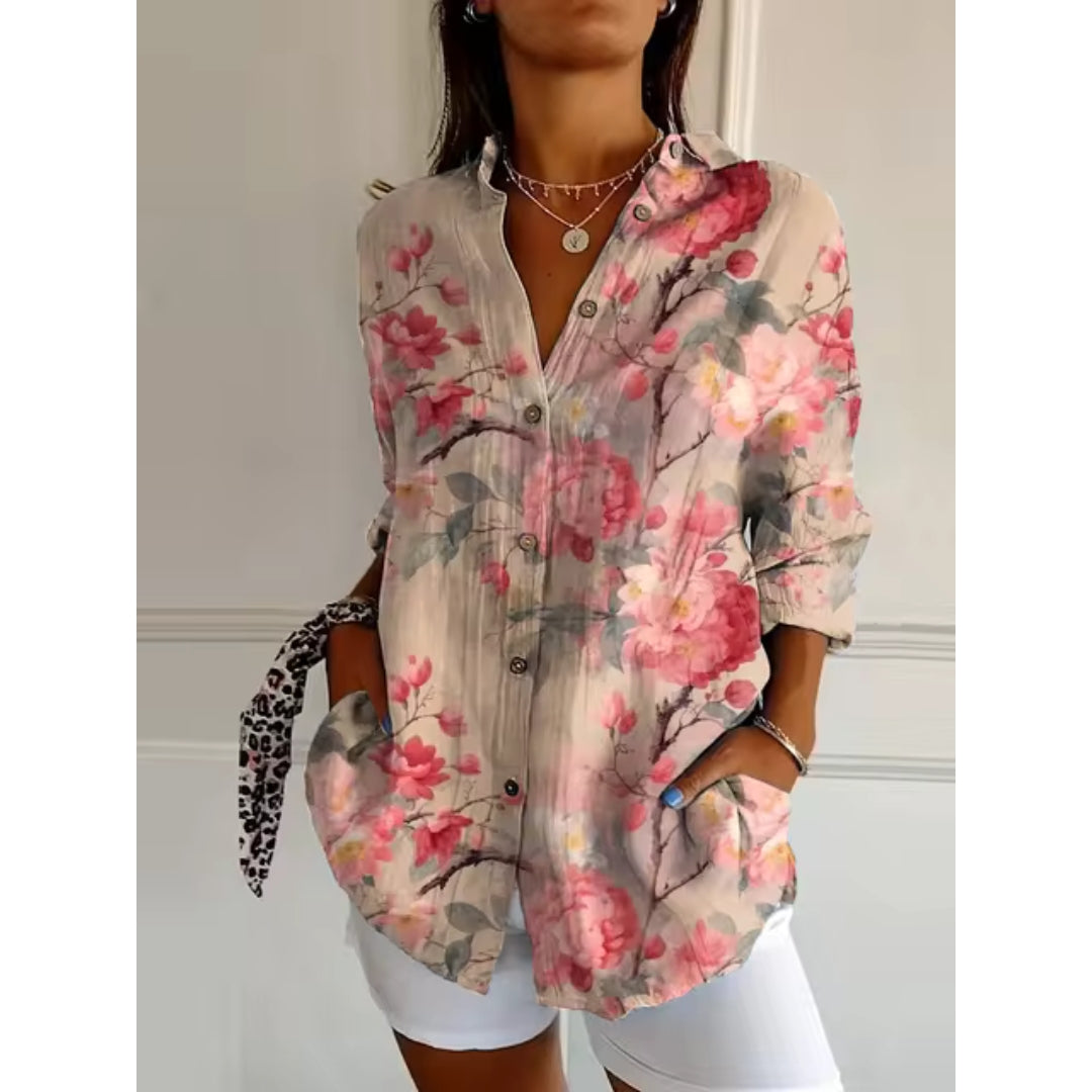 Dames bloemenblouse met delicaat bloemenpatroon, knoopsluiting en lange mouwen, ideaal voor elegante en casual gelegenheden.