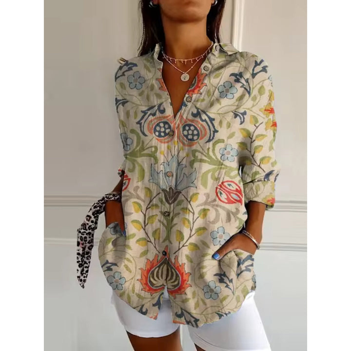 Dames bloemenblouse met delicaat bloemenpatroon, knoopsluiting en lange mouwen, ideaal voor elegante en casual gelegenheden.