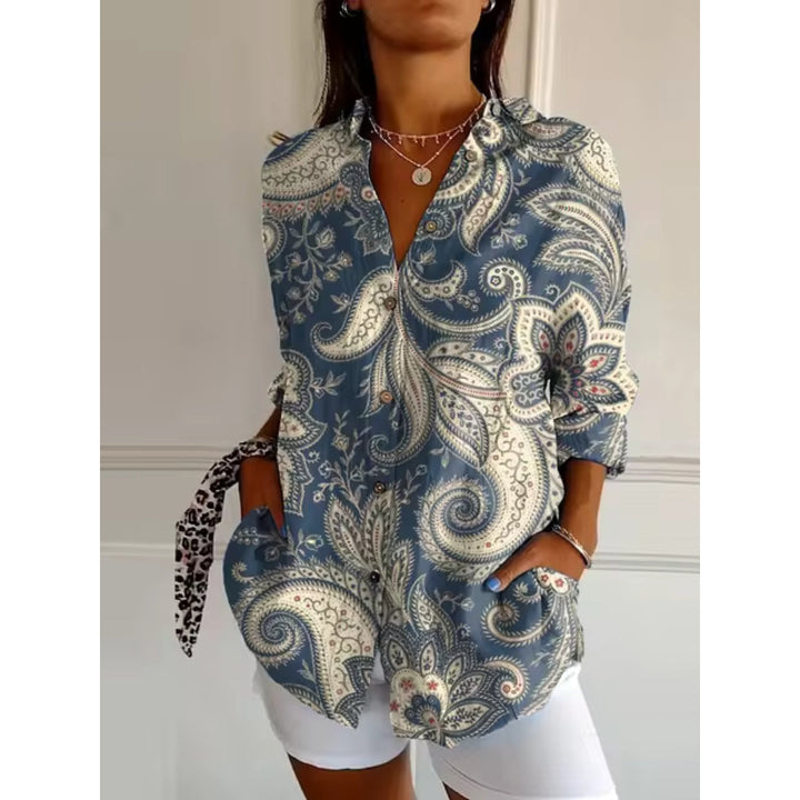 Dames bloemenblouse met delicaat bloemenpatroon, knoopsluiting en lange mouwen, ideaal voor elegante en casual gelegenheden.
