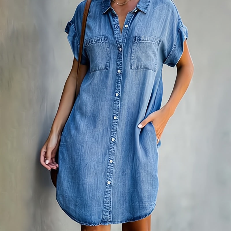 Korte dames spijkerjurk, stijlvolle zomerlook, zachte stof, doorknoopdesign, omgeslagen kraag, elegant.