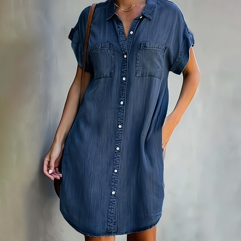 Korte dames spijkerjurk, stijlvolle zomerlook, zachte stof, doorknoopdesign, omgeslagen kraag, elegant.