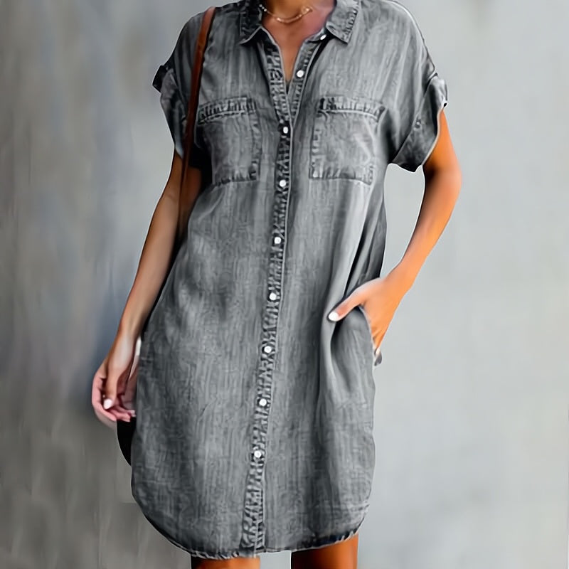 Korte dames spijkerjurk, stijlvolle zomerlook, zachte stof, doorknoopdesign, omgeslagen kraag, elegant.