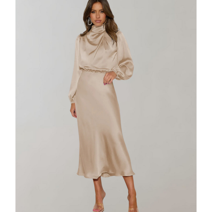 Dames midi-jurk met coltrui en lange mouwen in een elegante zwart-witte look, knielang met een verfijnd silhouet en stijlvolle kraag