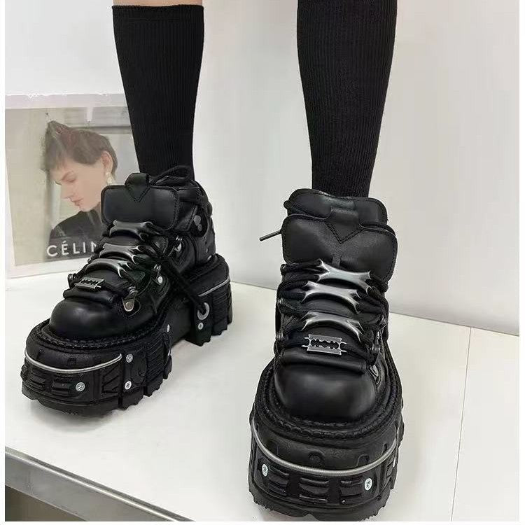 Dames high-top laarzen, robuust leer, rubberen zool, veters, metalen accenten, casual en urban, veelzijdig te gebruiken.