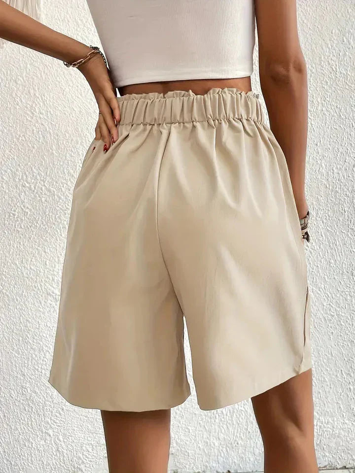Zwarte high waist shorts met een casual outfit