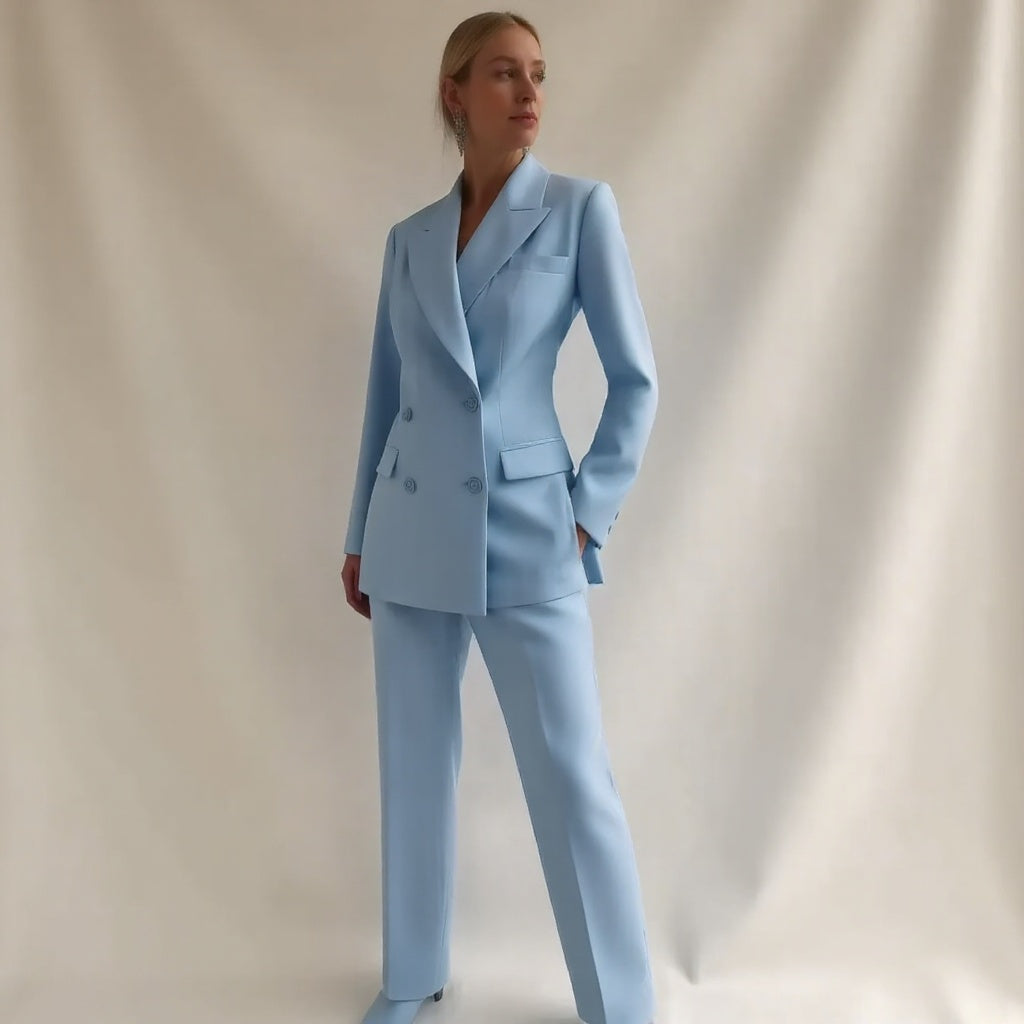 Dames Pantalonpak met Dubbele Rij Knopen, elegant gesneden, tijdloos design in klassieke kleuren voor kantoor en gelegenheden.