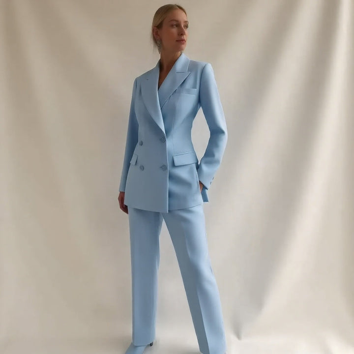 Dames Pantalonpak met Dubbele Rij Knopen, elegant gesneden, tijdloos design in klassieke kleuren voor kantoor en gelegenheden.