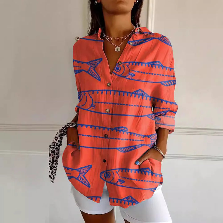 Oranje damesblouse met bloemenpatroon en lange mouwen, biedt luchtig comfort en een stijlvolle uitstraling.