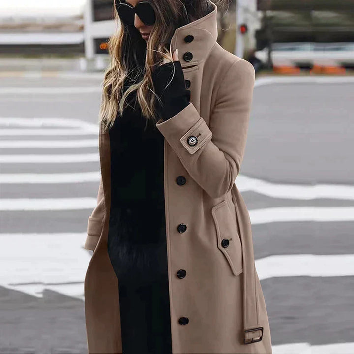 Lange warme trenchcoat voor dames in khaki, met hoge kraag, modern silhouet, ideaal voor winterdagen.