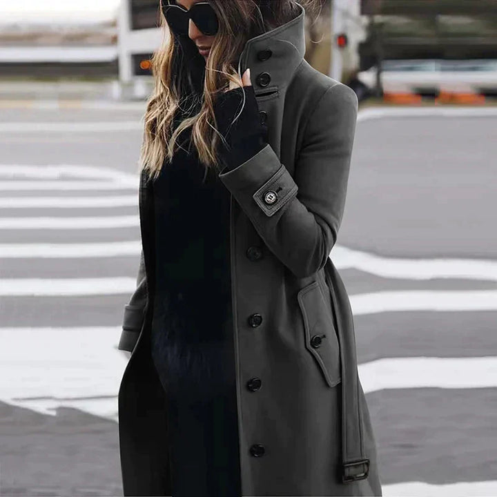 Lange warme trenchcoat voor dames in khaki, met hoge kraag, modern silhouet, ideaal voor winterdagen.