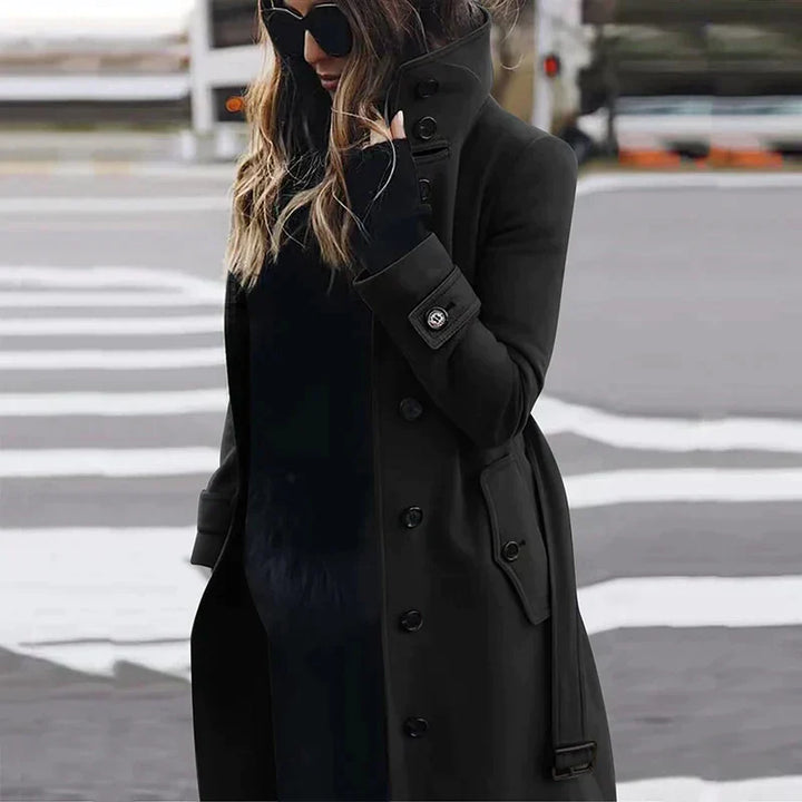 Lange warme trenchcoat voor dames in khaki, met hoge kraag, modern silhouet, ideaal voor winterdagen.