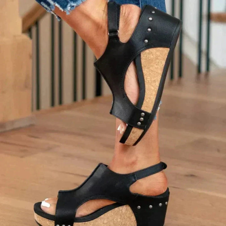 Dames Leren Wedge Sandalen in Bruin met Orthopedisch Voetbed, Verstelbare Riemen en Sleehak.
