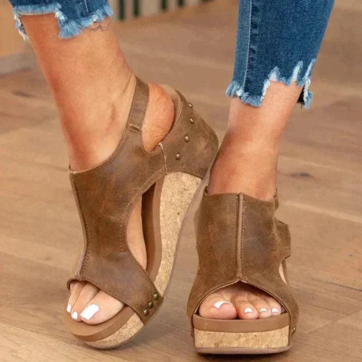 Dames Leren Wedge Sandalen in Bruin met Orthopedisch Voetbed, Verstelbare Riemen en Sleehak.