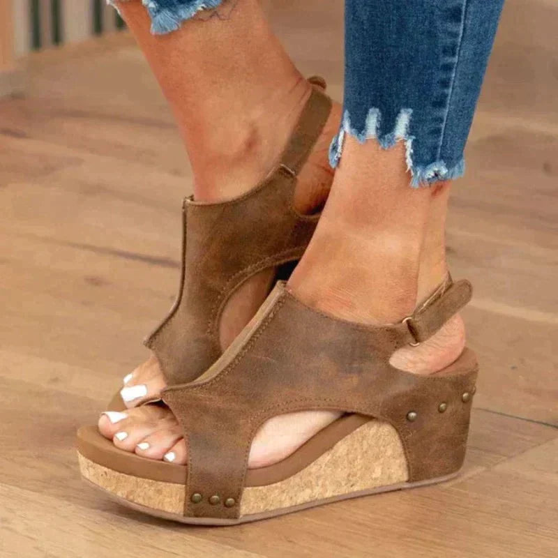 Dames Leren Wedge Sandalen in Bruin met Orthopedisch Voetbed, Verstelbare Riemen en Sleehak.