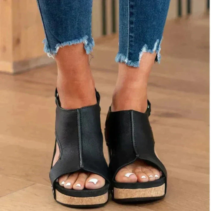 Dames Leren Wedge Sandalen in Bruin met Orthopedisch Voetbed, Verstelbare Riemen en Sleehak.