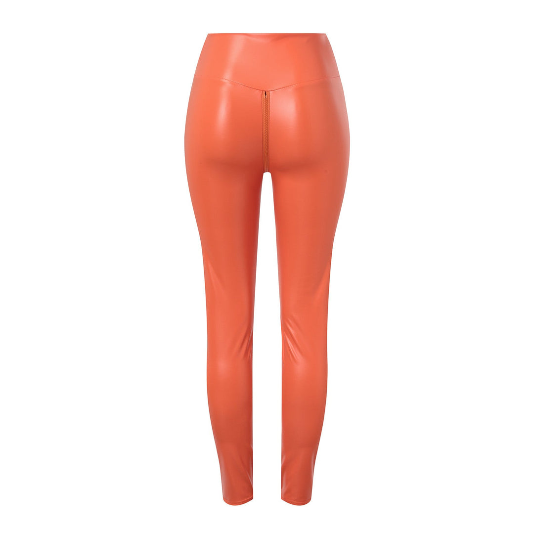 Dames leren broek van mat kunstleer in zwart, strakke pasvorm, trendy streetstyle look, benadrukt stijlvol het figuur.