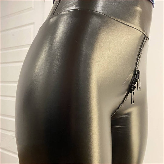Dames leren broek van mat kunstleer in zwart, strakke pasvorm, trendy streetstyle look, benadrukt stijlvol het figuur.