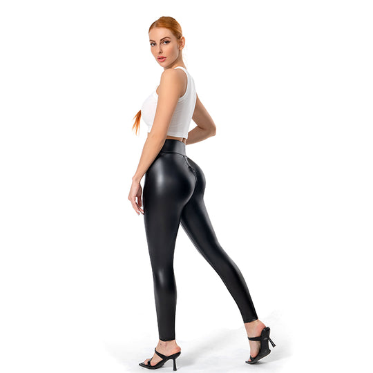 Dames leren broek van mat kunstleer in zwart, strakke pasvorm, trendy streetstyle look, benadrukt stijlvol het figuur.