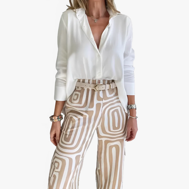 Dames Linnen Broekpak Set, elegant en ademend, toont moderne pasvorm in beige, ideaal voor stijlvolle gelegenheden.