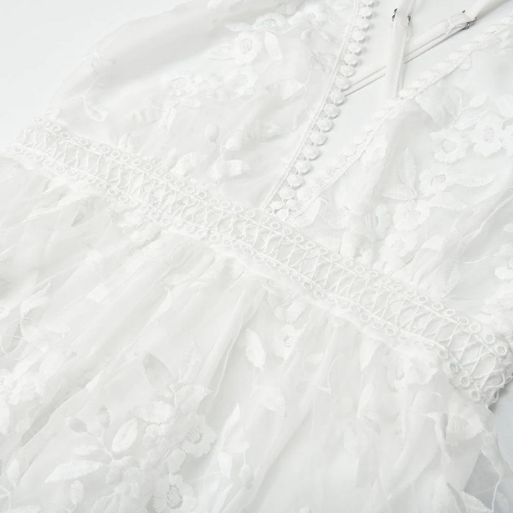 Dames mini strandjurk met bloem borduurwerk, V-hals, spaghettibandjes, vrouwelijk ontwerp, ideaal voor de zomer.