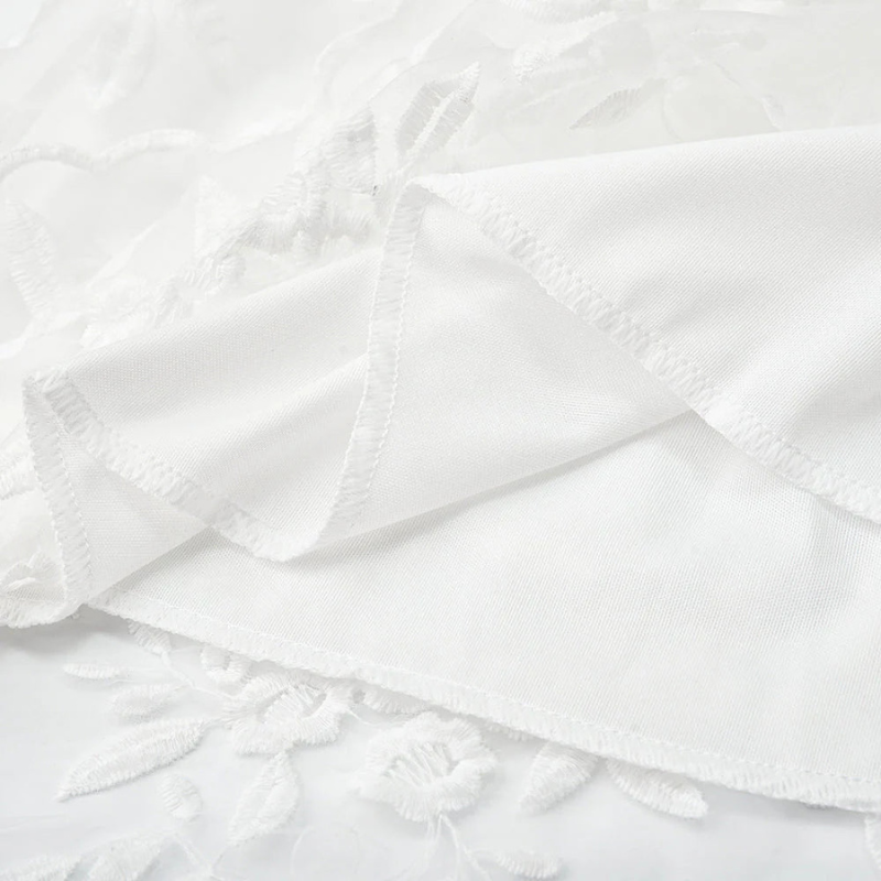 Dames mini strandjurk met bloem borduurwerk, V-hals, spaghettibandjes, vrouwelijk ontwerp, ideaal voor de zomer.