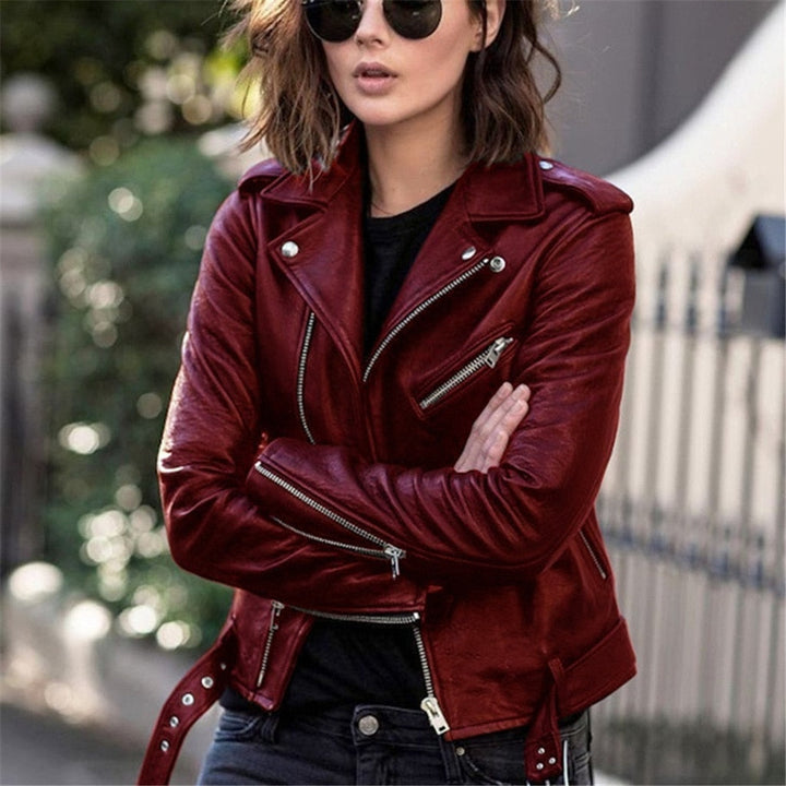 Dames motorjas van leer, asymmetrisch met ritsen en drukknopen, stijlvol bikerdesign, vooraanzicht.