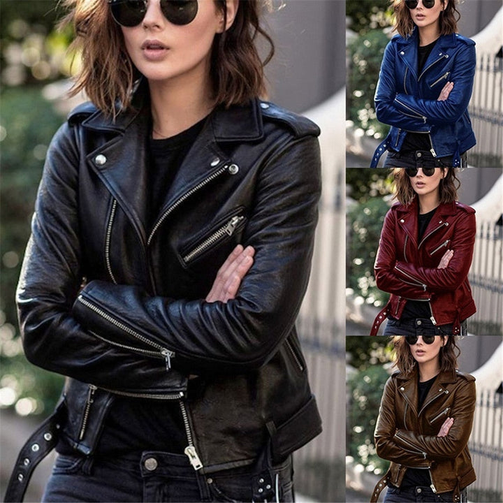 Dames motorjas van leer, asymmetrisch met ritsen en drukknopen, stijlvol bikerdesign, vooraanzicht.