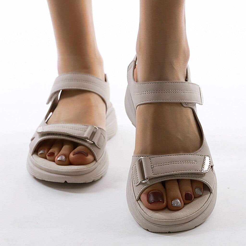 Dames orthopedische sandalen, beige, met verstelbare bandjes en plateauzool voor comfort en stijl.