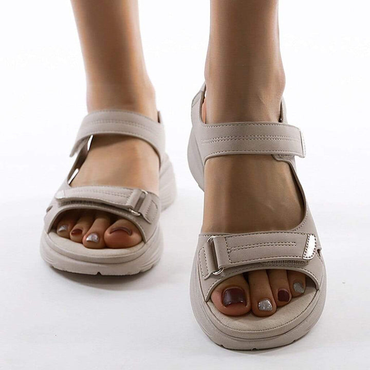 Dames orthopedische sandalen, beige, met verstelbare bandjes en plateauzool voor comfort en stijl.