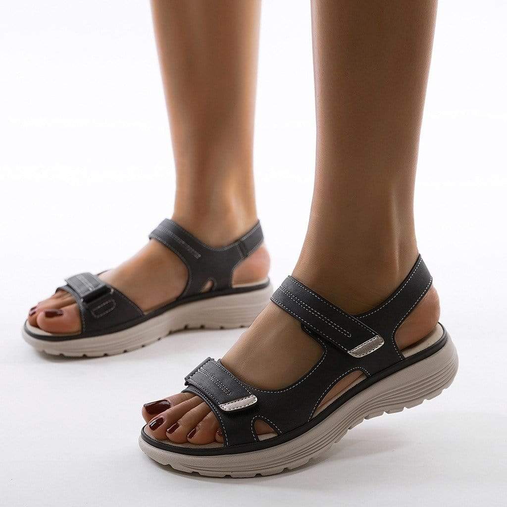 Dames orthopedische sandalen, beige, met verstelbare bandjes en plateauzool voor comfort en stijl.