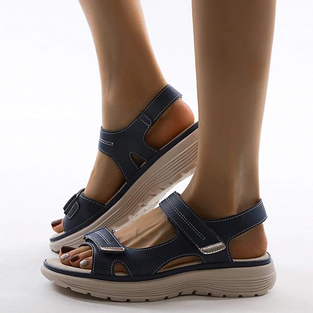 Dames orthopedische sandalen, beige, met verstelbare bandjes en plateauzool voor comfort en stijl.