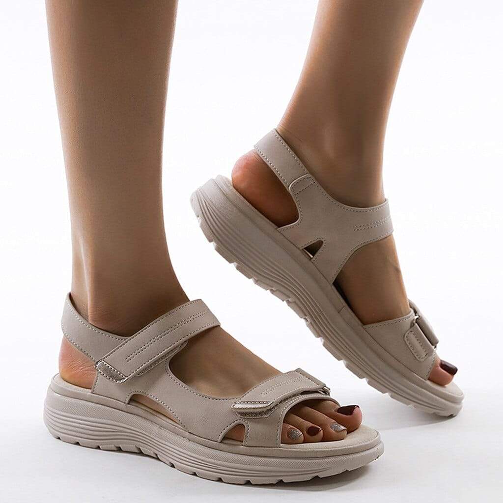 Dames orthopedische sandalen, beige, met verstelbare bandjes en plateauzool voor comfort en stijl.