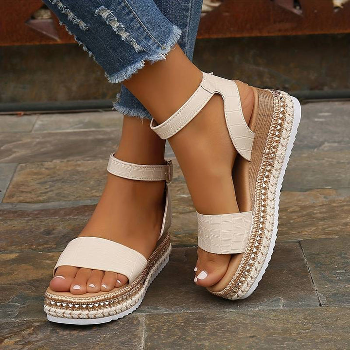 Dames orthopedische sandalen, lichtbruin, met verstelbare bandjes en ademend materiaal voor comfort en stijl.