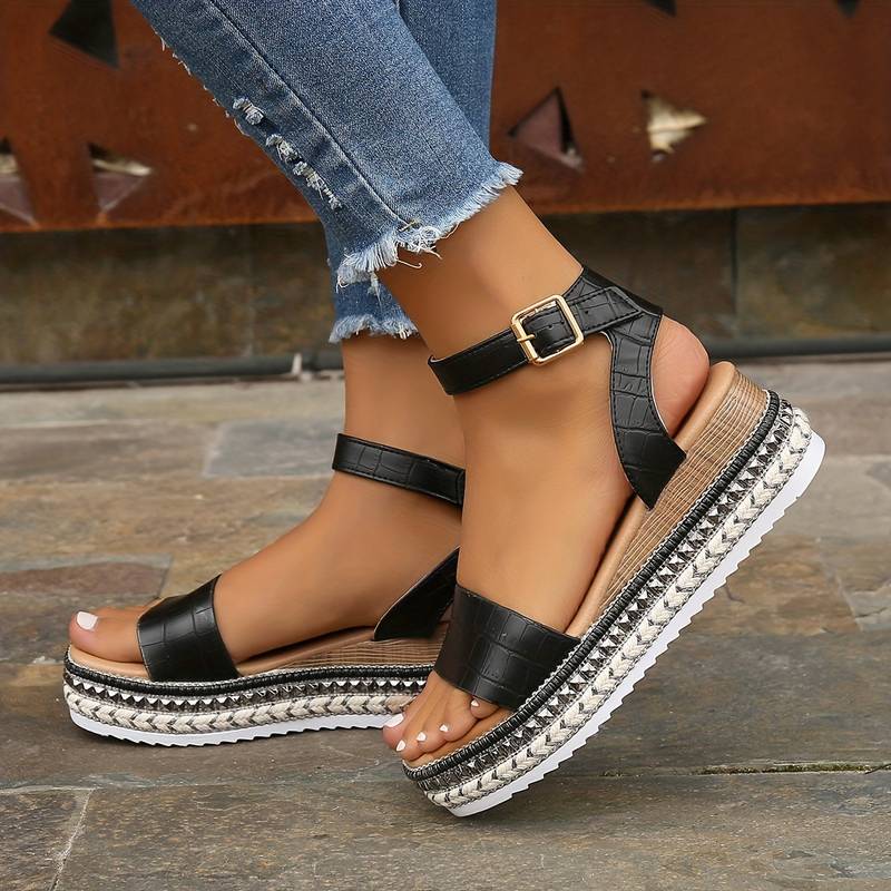 Dames comfort sandalen in lichtbruine tint, ideaal voor de zomer, met een orthopedisch voetbed en verstelbare sluiting.