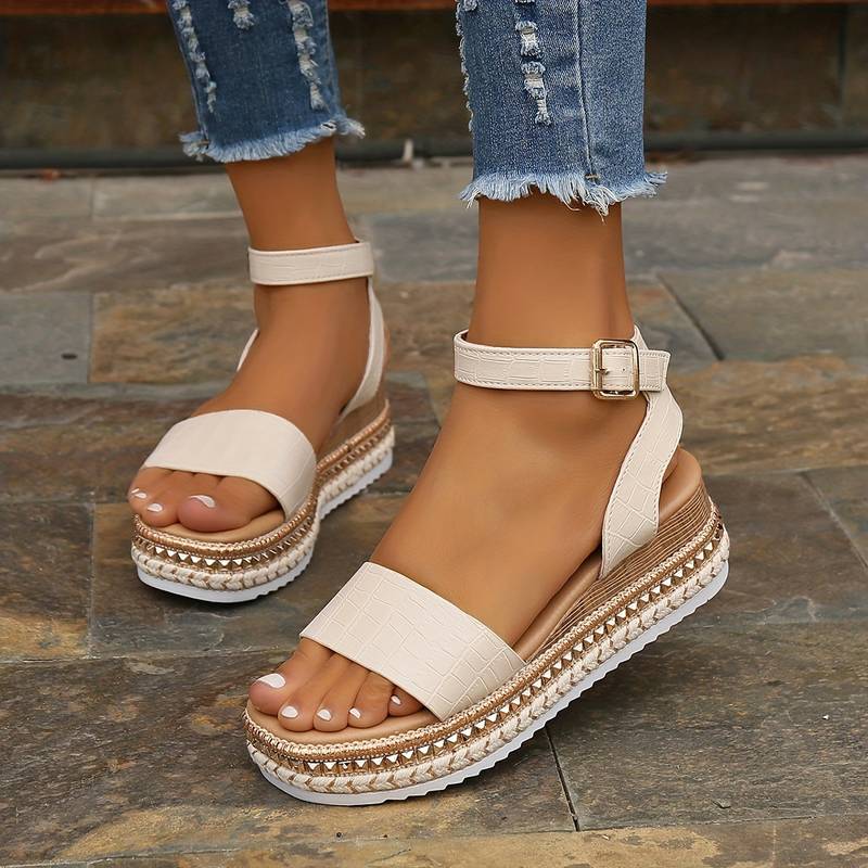 Dames open sandalen in abrikooskleur, met orthopedische ondersteuning en flexibel design.
