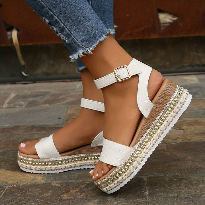 Orthopedische damessandalen in een neutrale kleur, perfect voor dagelijks comfort en casual outfits.
