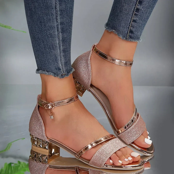 Dames orthopedische sandalen met ergonomische hielstructuur en klittenbandsluiting, in modieus design, verkrijgbaar in goud en roségoud.