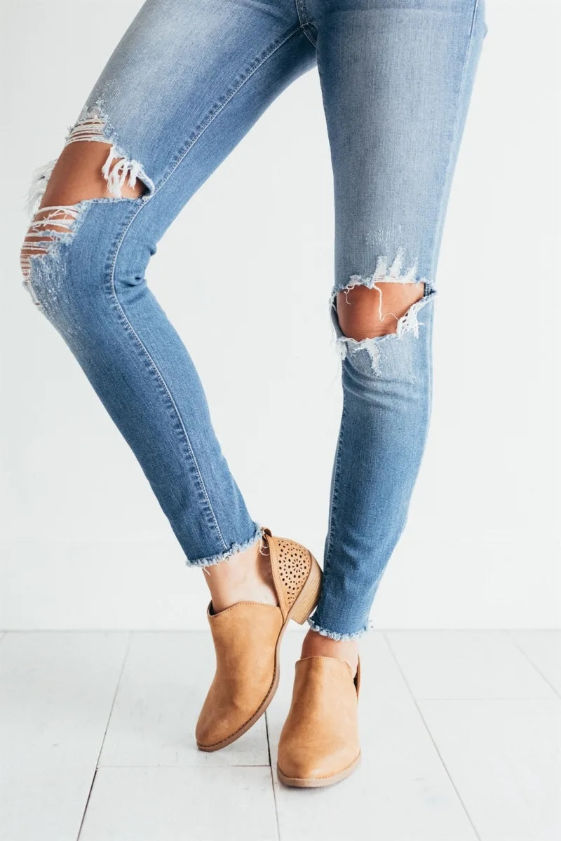 Productafbeelding 3: Een model draagt beige orthopedische laarzen, die de stijlvolle esthetiek en het comfort van het product benadrukken.