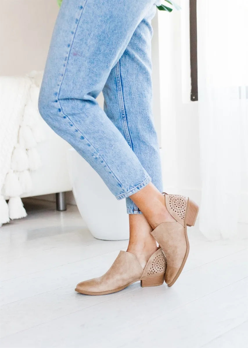 Productafbeelding 10: Alle beschikbare kleuren van de orthopedische dameslaarzen naast elkaar, inclusief beige, bruin, kaki en lichtgrijs.