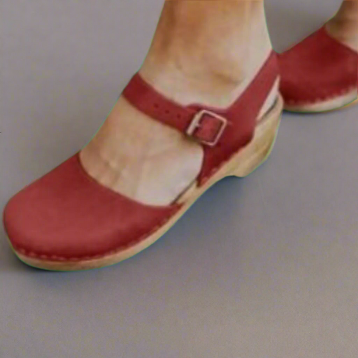 Sandaal met open teen in beige, bovenwerk van zacht materiaal, met stijlvolle gesp.