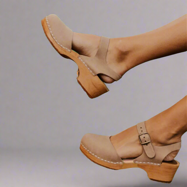 Dames plateau sandalen met ergonomische plateauzool, elegant design, beige bandjes, ideaal voor comfort en stijl.