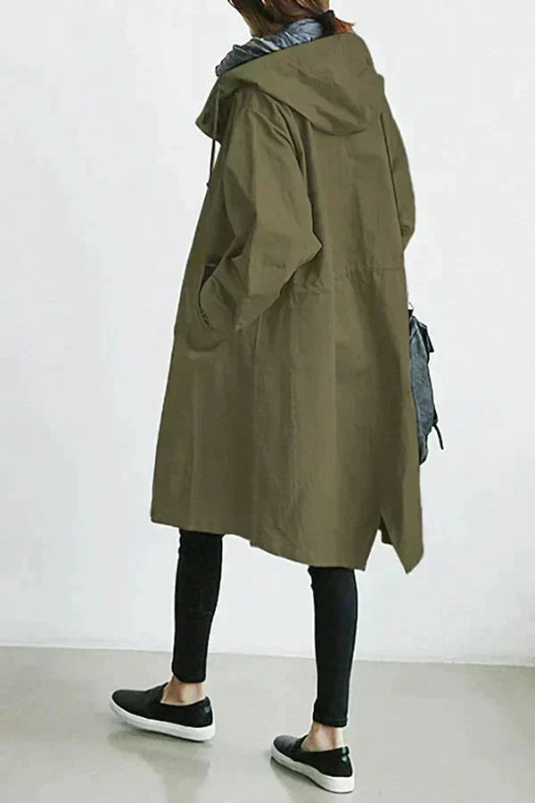 Dames waterdichte regenjas met grote capuchon, oversized pasvorm, stijlvol en functioneel bij wind en regen.
