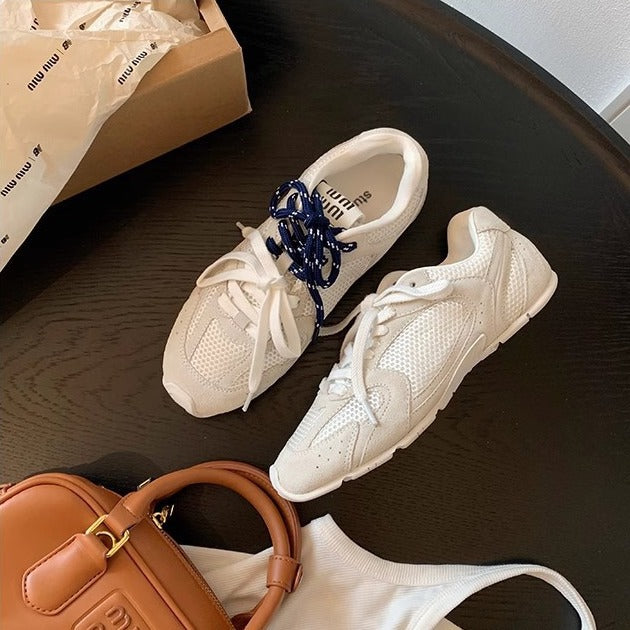 Dames Retro Sneakers van premium suède met gekleurde accenten en een antislipzool in een elegant retrodesign.