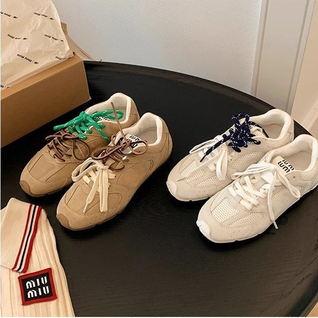 Dames Retro Sneakers van premium suède met gekleurde accenten en een antislipzool in een elegant retrodesign.
